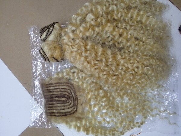 Extensions bouclées blondes