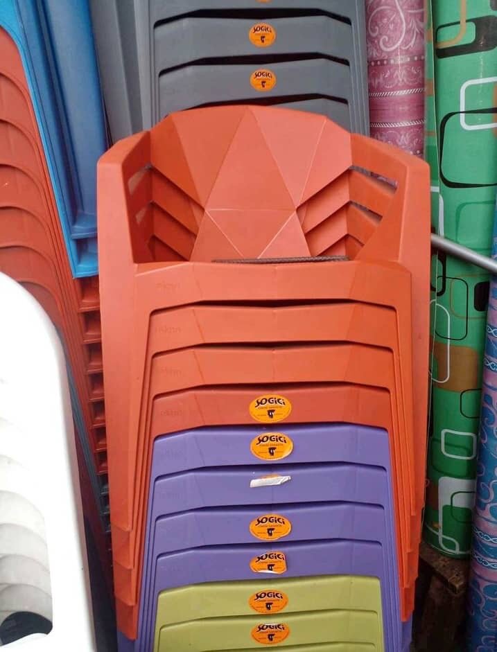 Chaises empilables en plastique