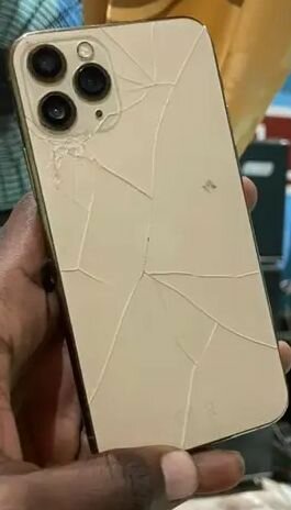 Smartphone avec dos endommagé
