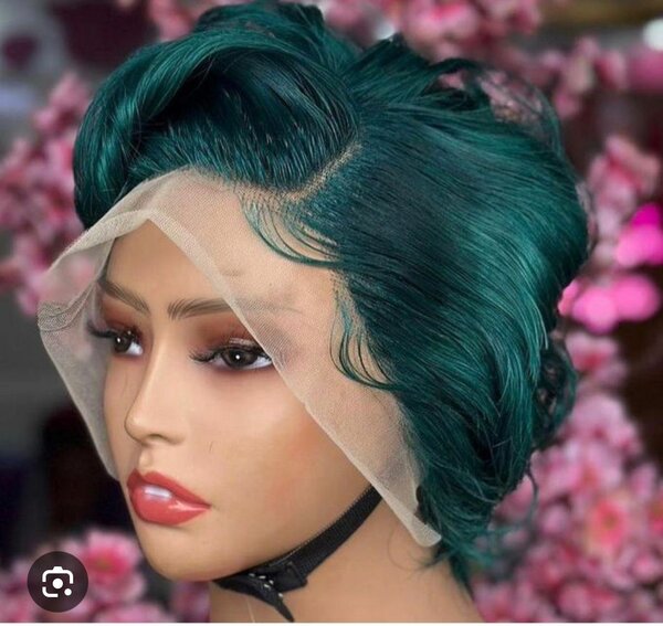 Perruque en dentelle colorée