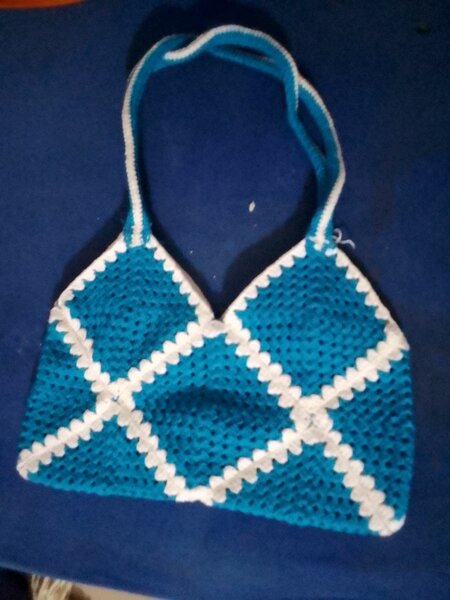 Sujet bikini tricoté bleu et blanc