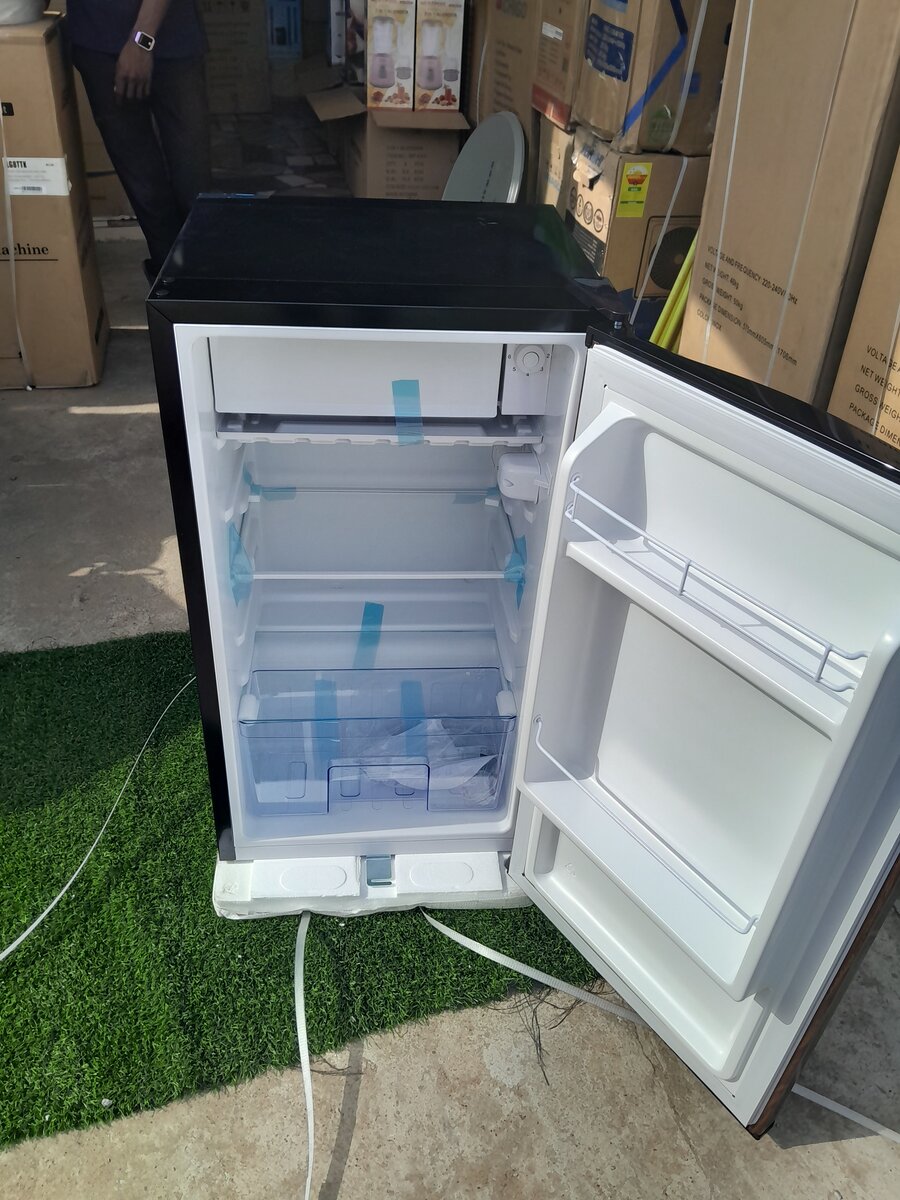 WESTPOOL TABLE TOP SINGLE DOOR FRIDGE 80 LITRES