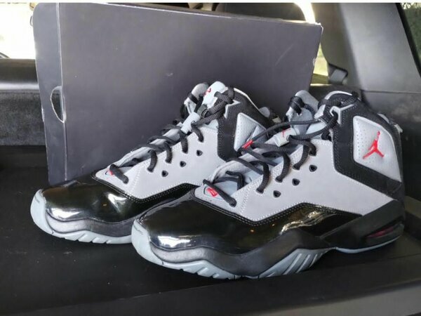 Jordan montantes grises/noires neuves