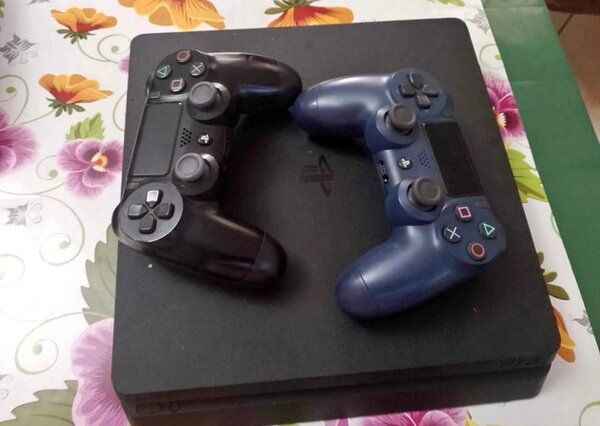 Console PS4 avec manettes