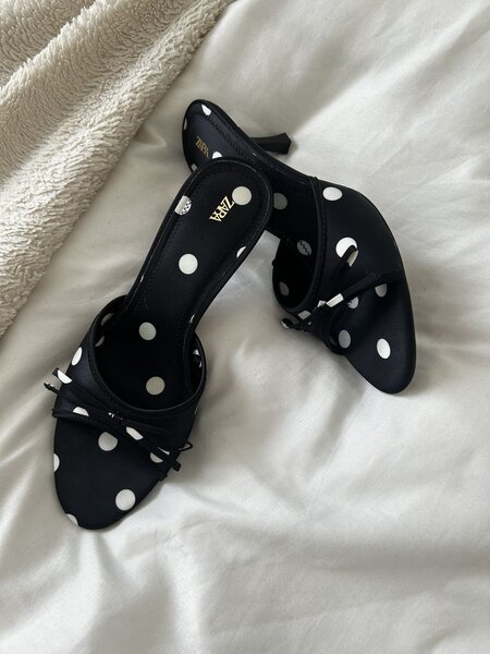 Sandales noires à pois blancs et bride