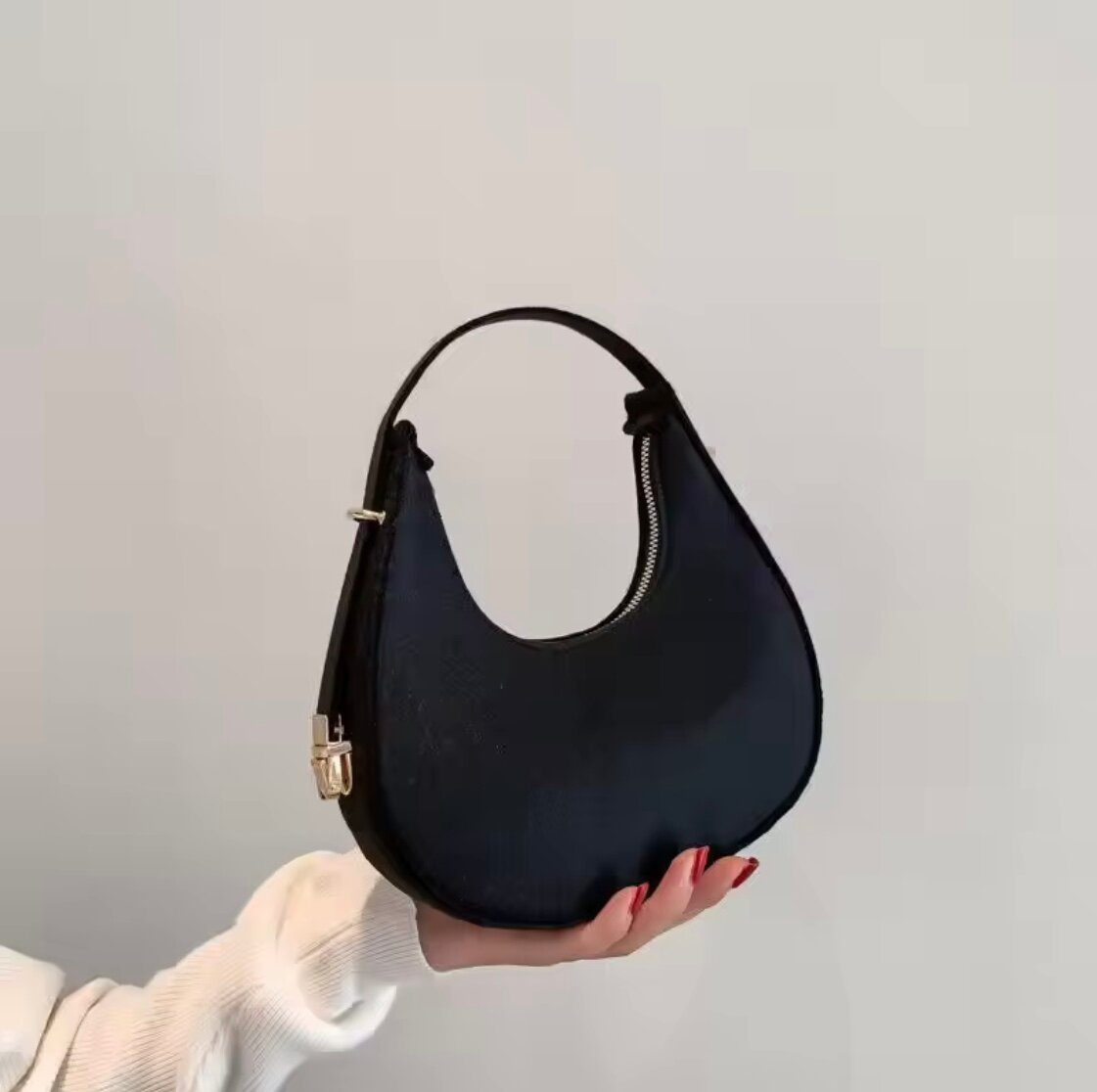 Sac à main demi-lune chic