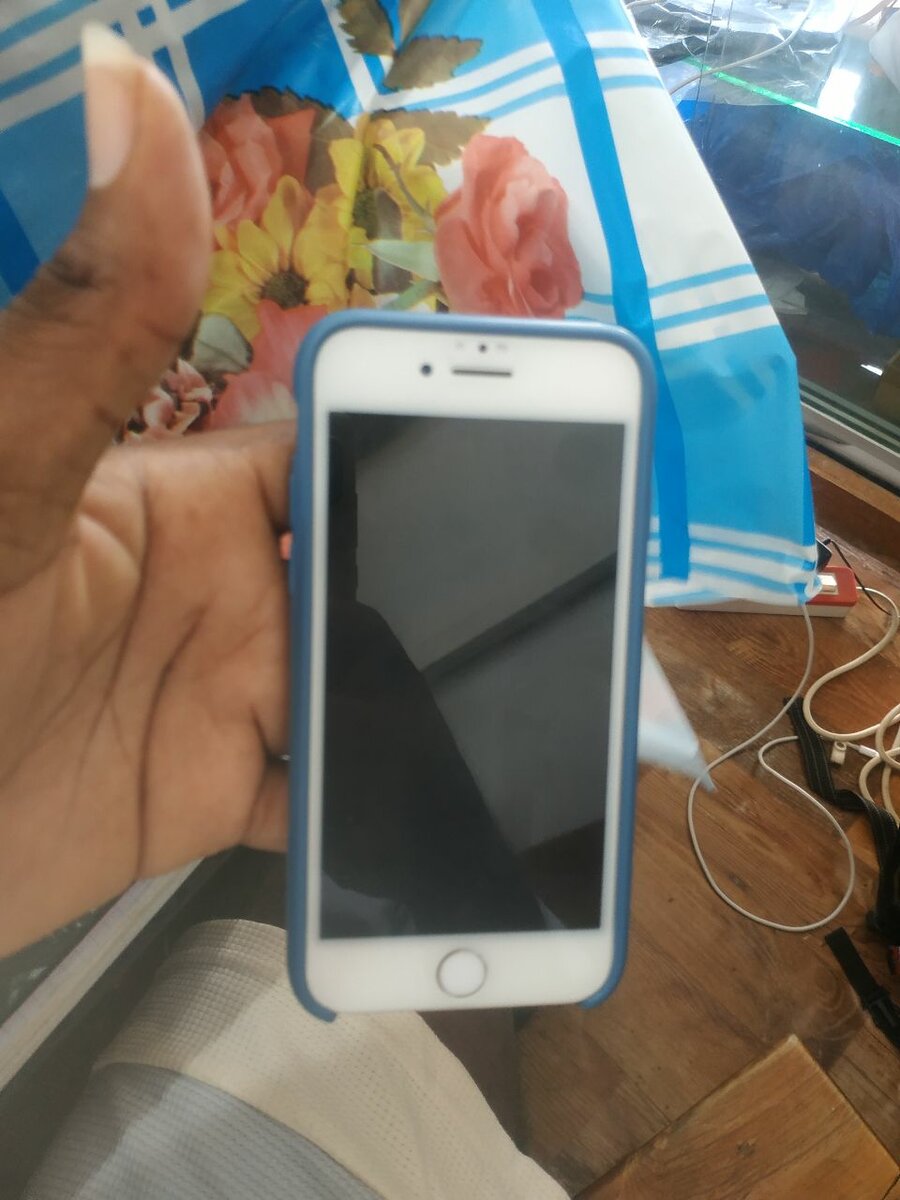 iPhone argent avec coque