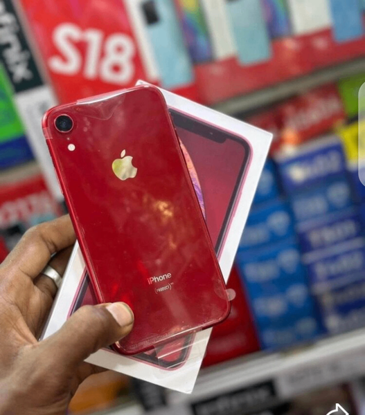 iPhone rouge avec accessoires