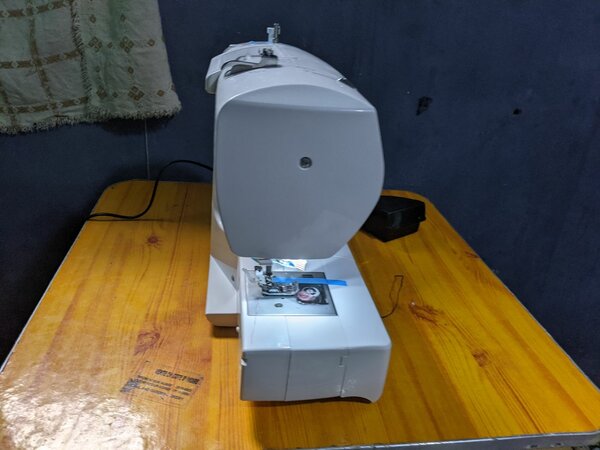 Machine à coudre et broderie