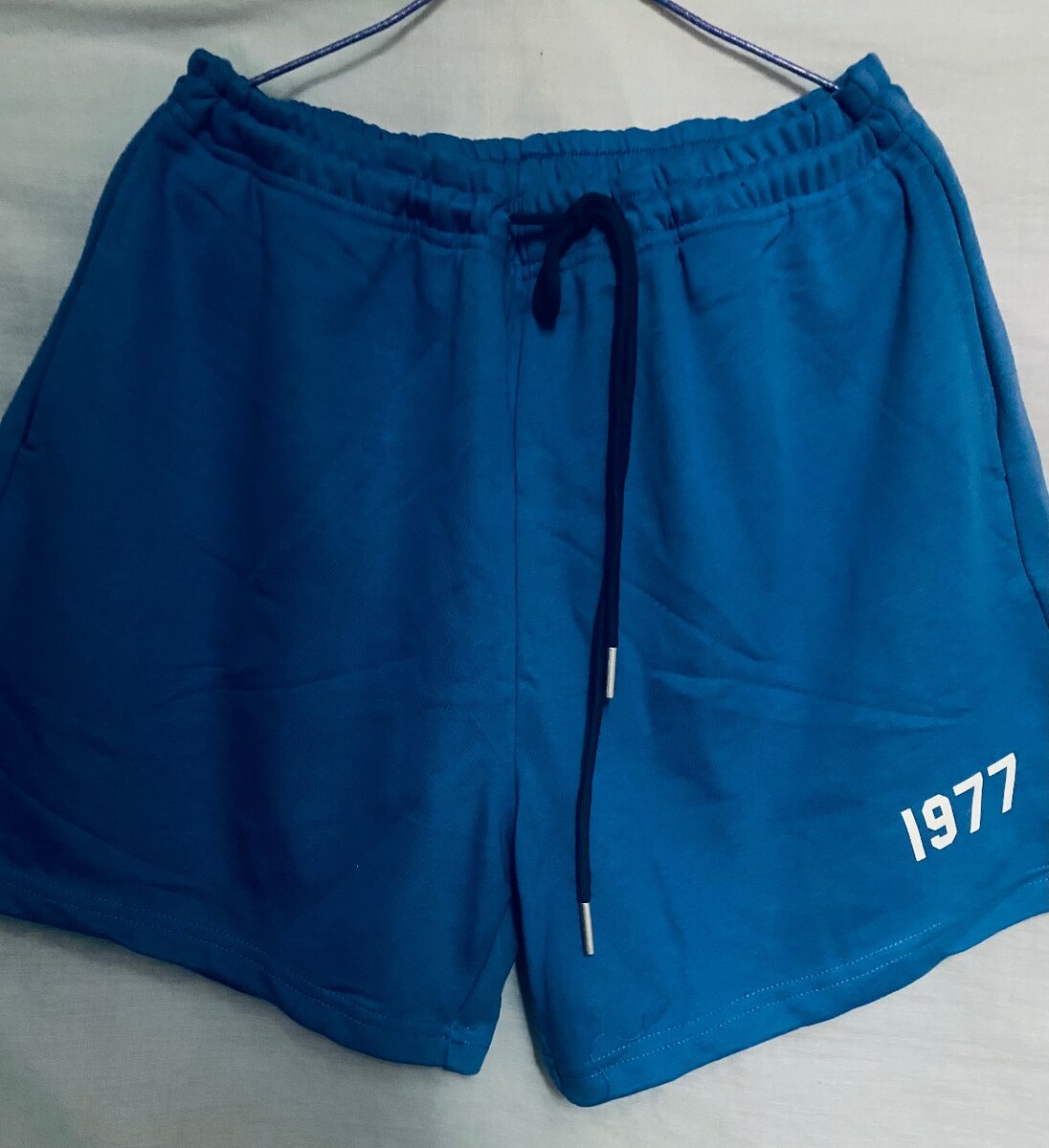Shorts bleus 1977 stylés