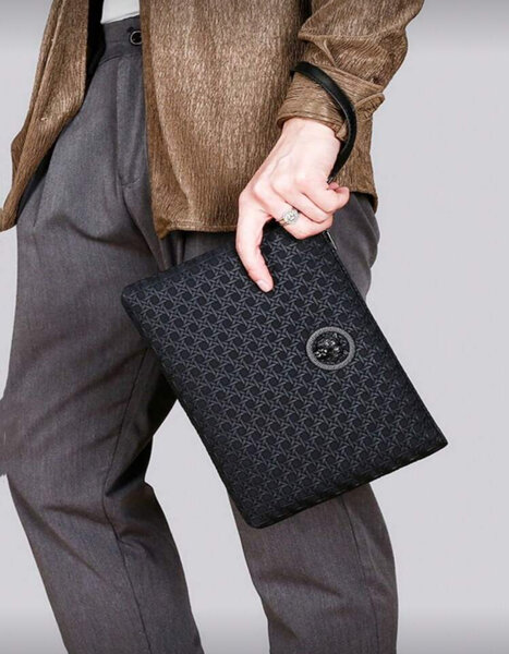 Pochette élégante en cuir noir