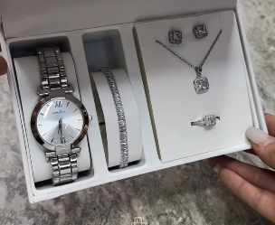 Комплект с наручными часами для женщин