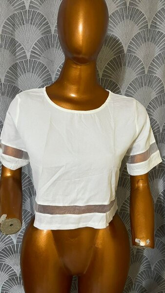 Top blanc avec détails transparents