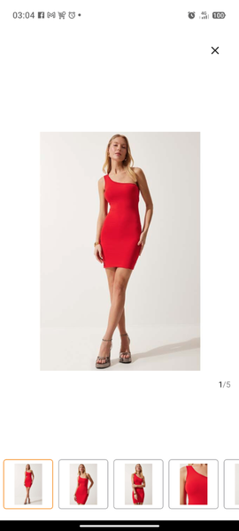 Robe rouge asymétrique