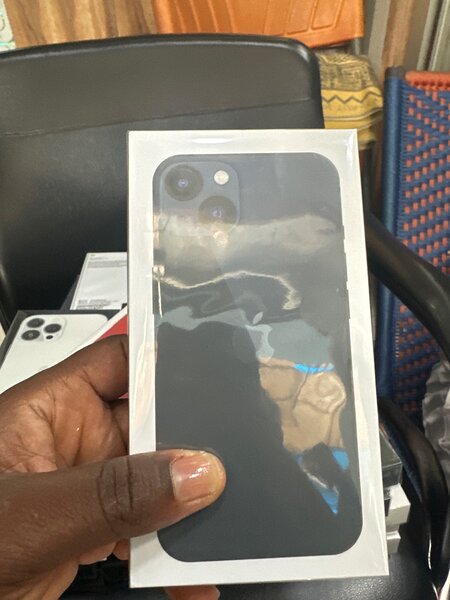 iPhone 13 simple casi neuf avec carton disponible