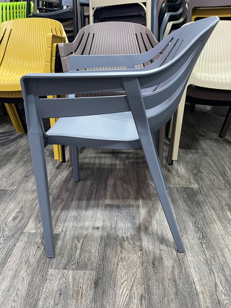 Chaise plastique empilable