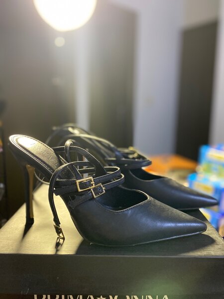 Talons hauts élégants noir