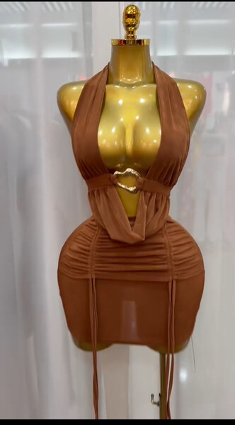 Robe élégante dos nu