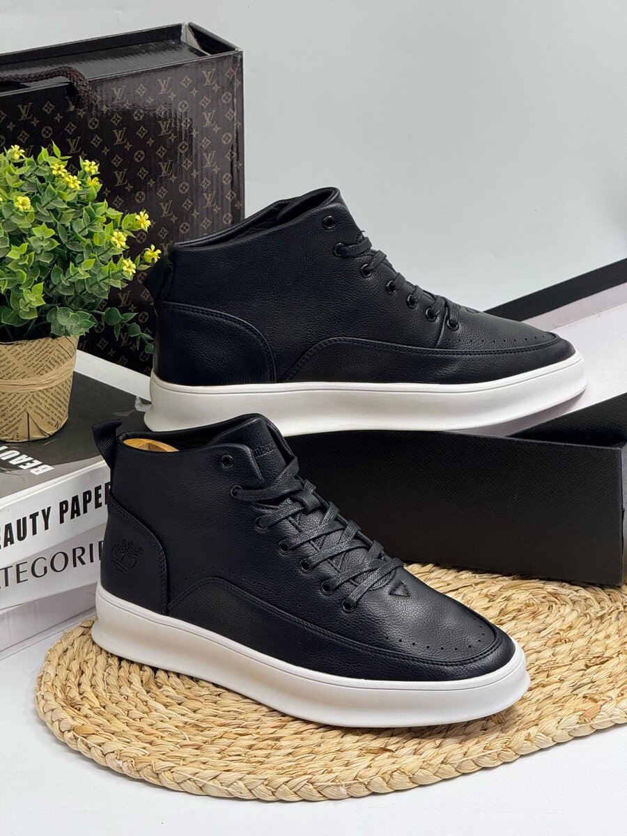 TIMBERLAND BLACK AND WHITE