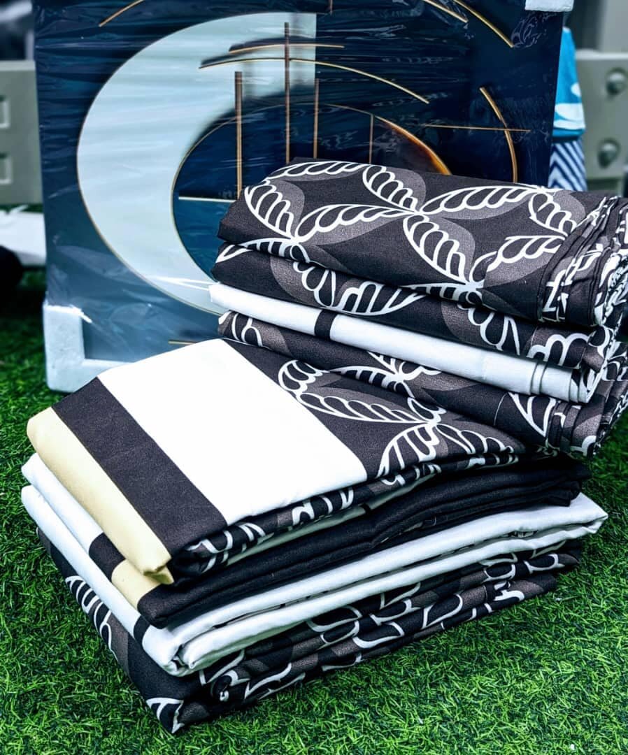  set includes 2 bedsheets and 4 pillowcases.