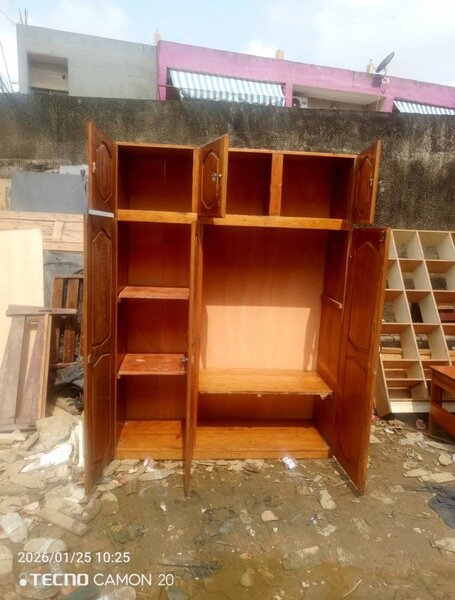 Armoire en bois avec étagères