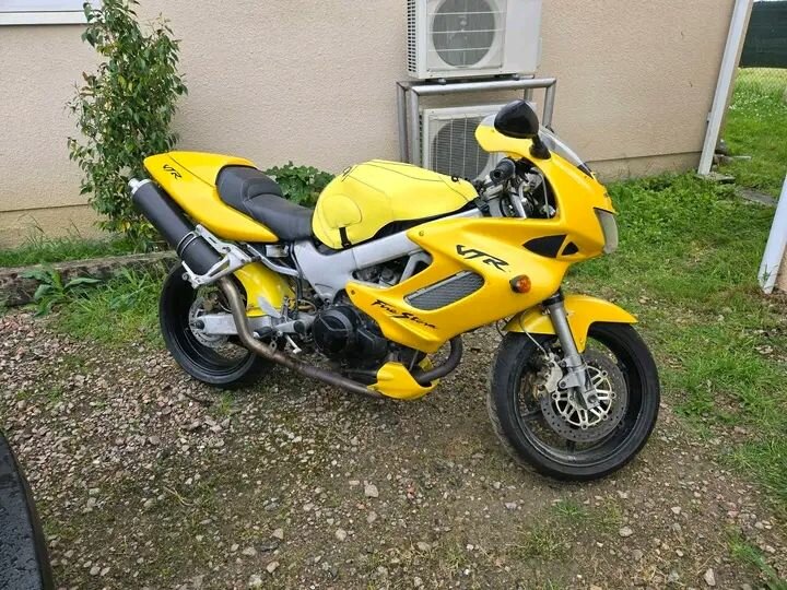 Moto de sport VFR jaune