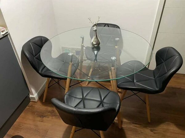 Table ronde en verre avec chaises modernes