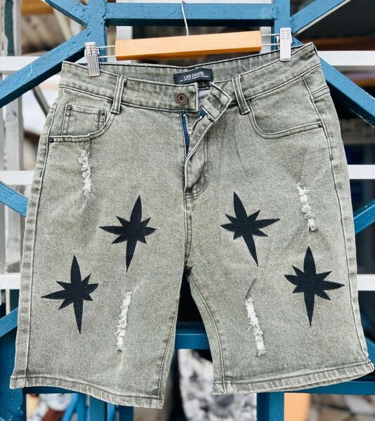 Short en jean avec motifs étoiles