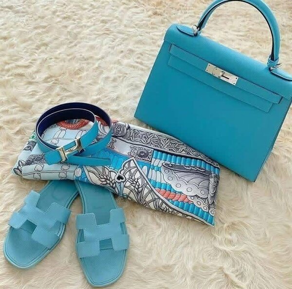 Sac à main en cuir et sandales