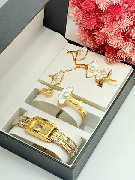 Coffret montre et bijoux dorés perle