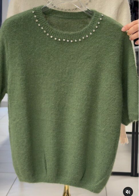 Свитер оливкового цвета с коротким рукавом, горловина украшена стразами