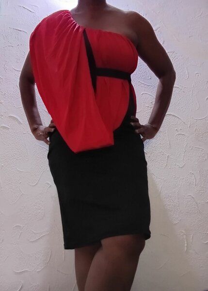 Robe élégante rouge et noire