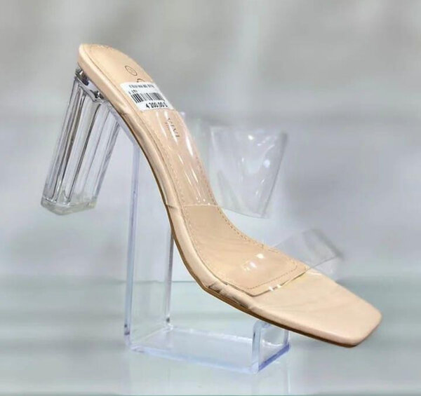 Sandales à talons transparents élégantes