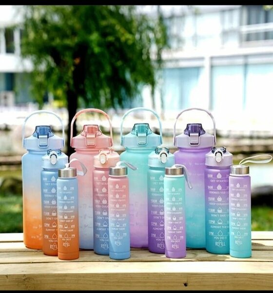 Bouteille d'eau graduée colorée