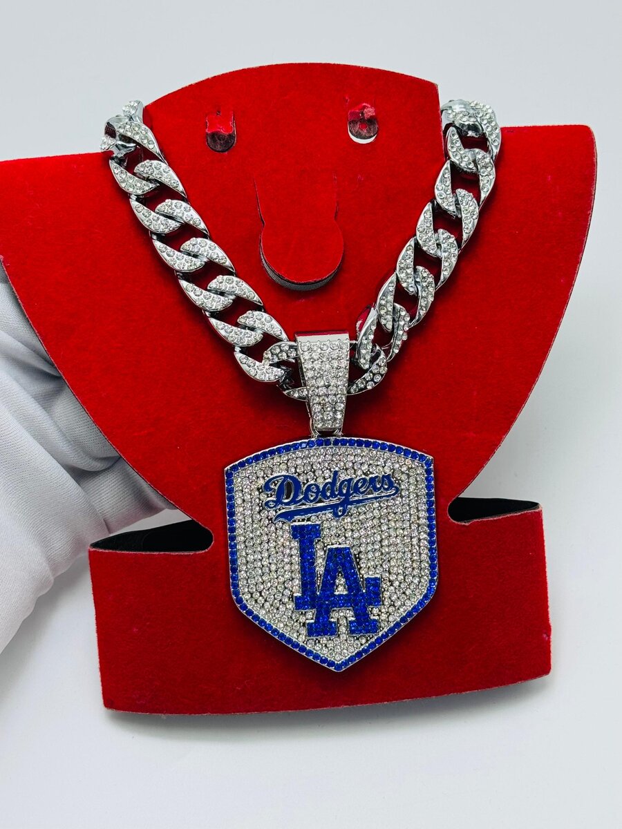 Collier en chaîne avec pendentif stylisé