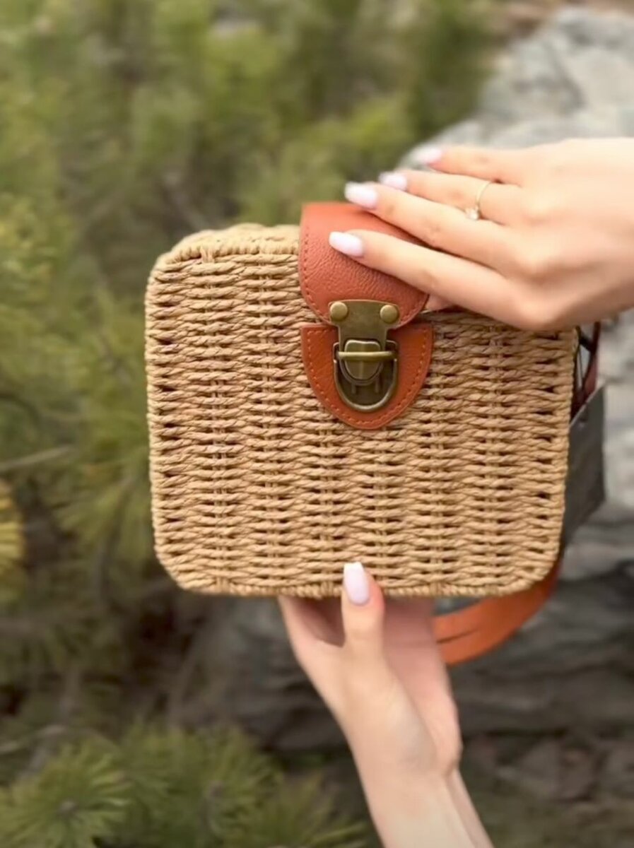 Сумочка плетёная.