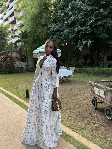 Robe longue blanche en dentelle