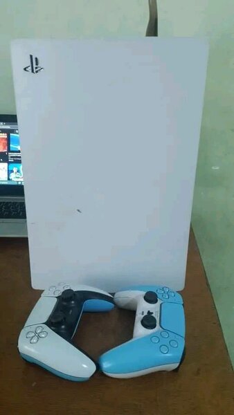 Console PlayStation 5 avec manettes