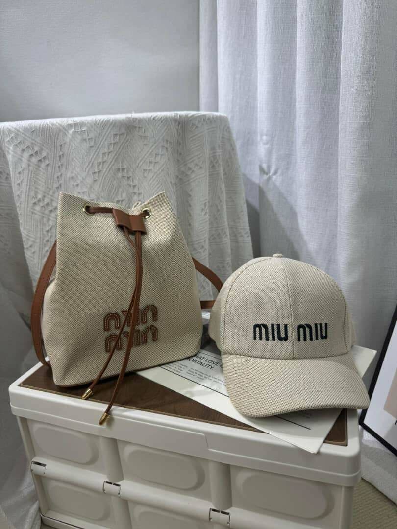 Sac à dos et casquette Miu Miu