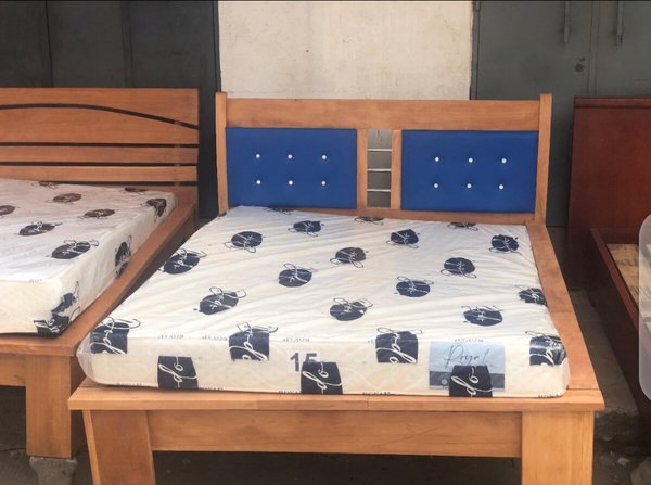 Lit en bois avec matelas