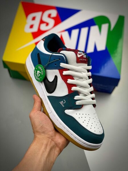 Baskets Nike sport multicolores pour hommes. Taille 40-45.