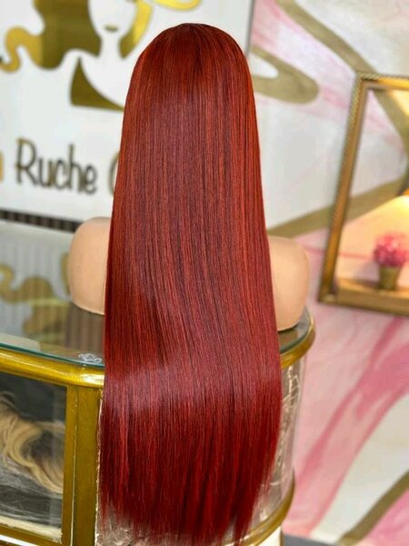 Perruque longue bordeaux élégante