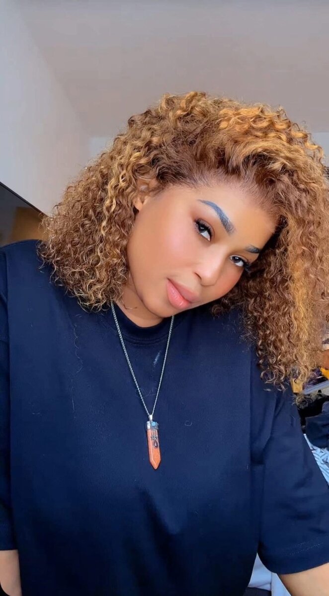 Perruque en cheveux synthétiques bouclés