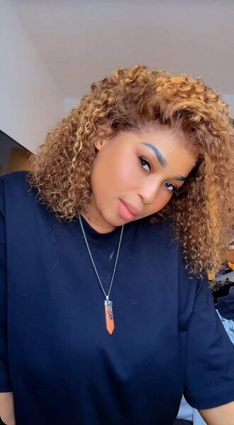 Perruque en cheveux synthétiques bouclés