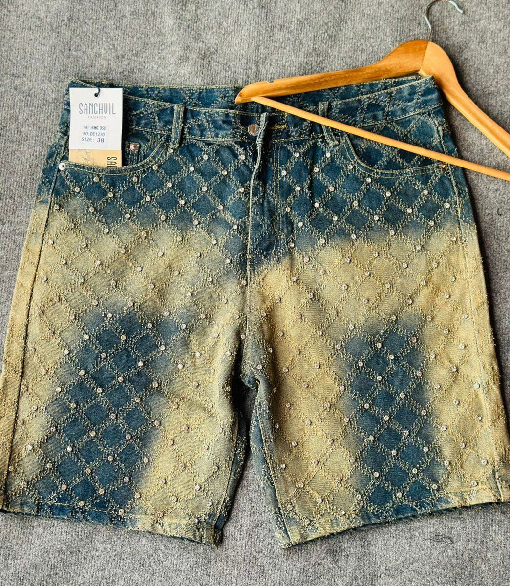 Short en jean décoratif