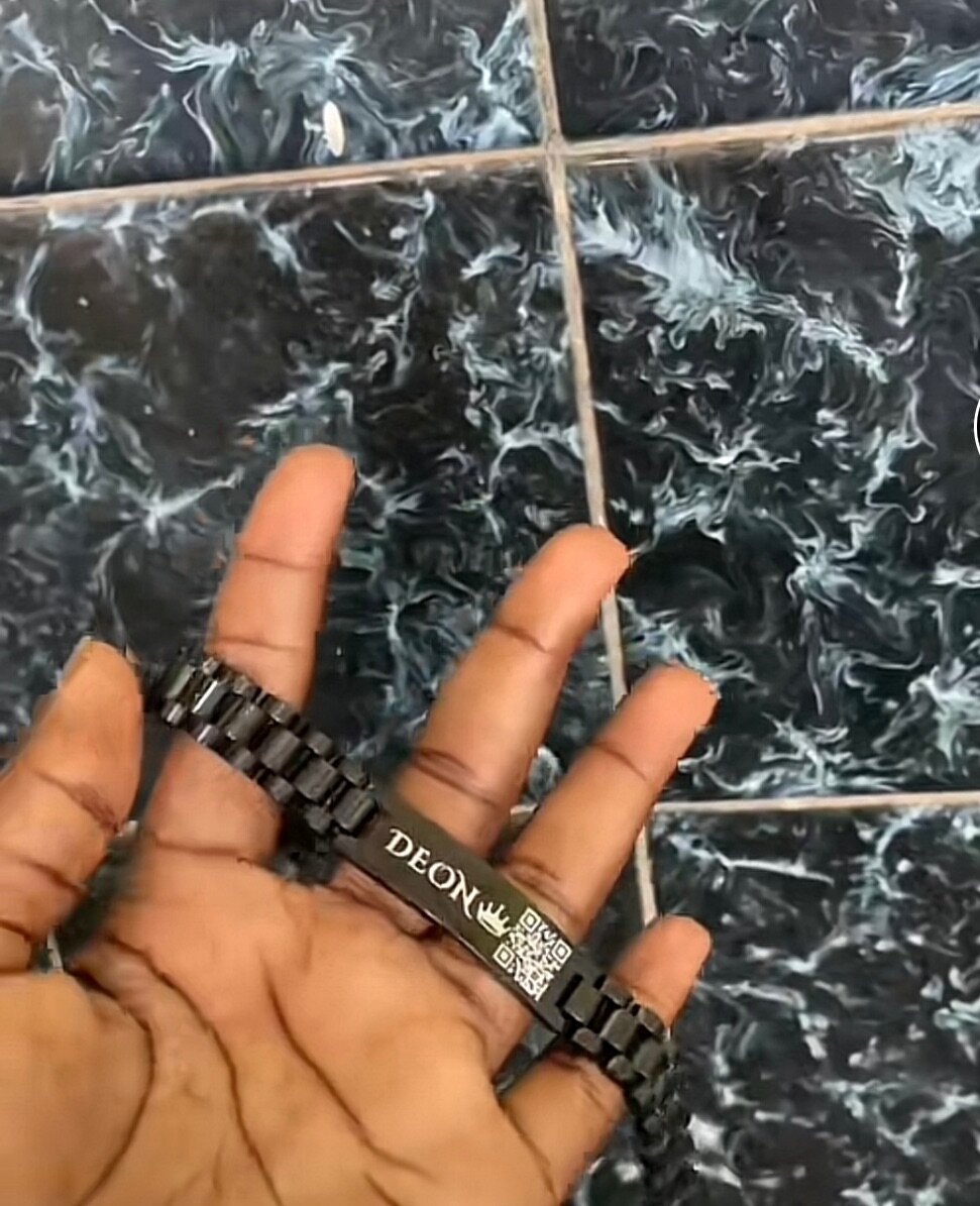 Customized QR code brackets