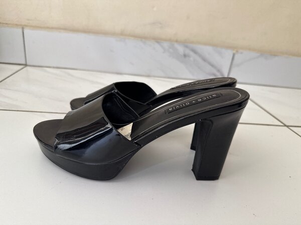 Sandales à talons noirs élégants