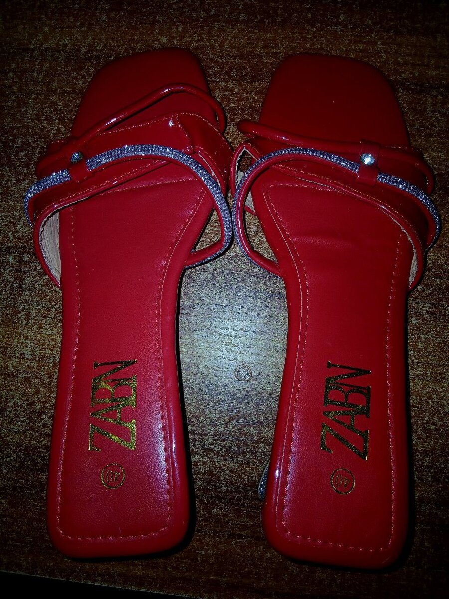 Sandales rouges à talons brillants