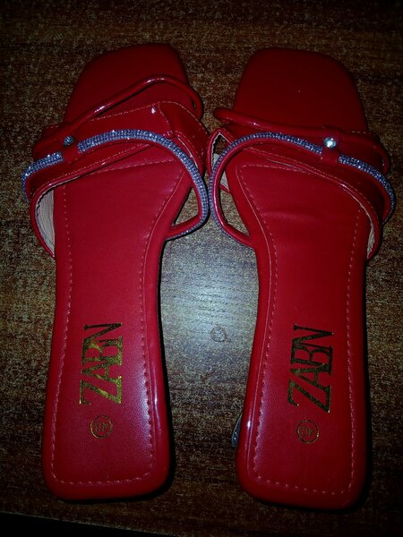 Sandales rouges à talons brillants