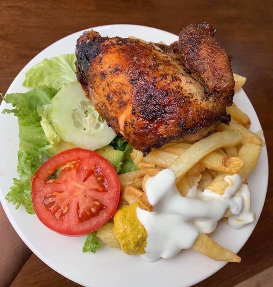 Poulet rôti frites salade